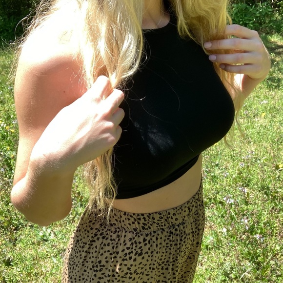 Black Ribbed Crop Tank - Picture 10 of 12